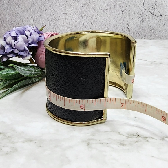 ✨️🆕️Chic Leather Medallion Cuff Bracelet - Picture 7 of 7